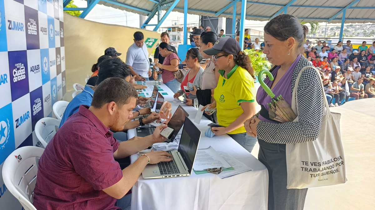 ZumarGye's tweet photo. Los padres de familia reciben las credenciales para que sus hijos ingresen al curso de natación en ZUMAR, que inicia el martes 14 de julio.
La Alcaldía masifica a través de ZUMAR, la actividad deportiva en la #CiudadDeTodos
#AsiSeHaceGuayaquil https://t.co/meafExr6hl