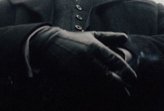 CillBrina's tweet photo. Tommy Shelby with gloves🫠🫠 https://t.co/81Pvx42lg8