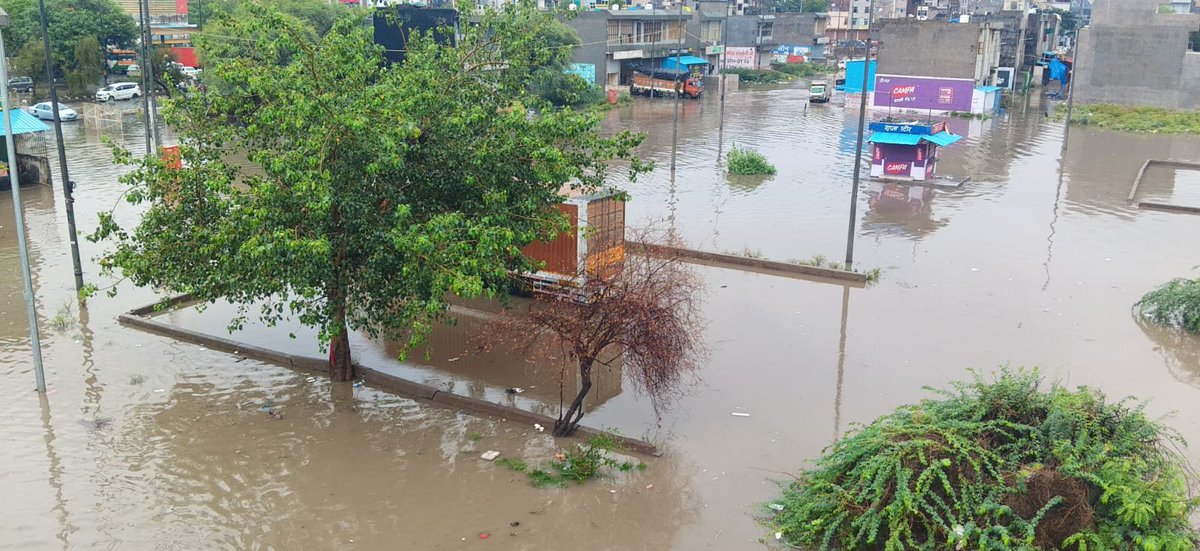 dhirwan's tweet photo. Delhi NCR me 2 jagah hi paani bhara hai is barish me
1. Ghazipur paper market
2. Gurugram

@official_dda @gupta_rekha @MCD_Delhi कृपया संज्ञान लें https://t.co/nFSsrFwBdP