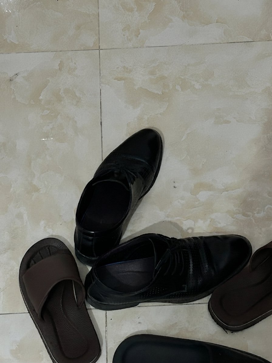 boylovetoe's tweet photo. Sepatu Mas Reza &amp; Mas Alfian, selalu penasaran dg aroma kaoskakinya, tp mereka gk pernah ninggalin kaoskaki di luar, pasti dibawa masuk ke kamar huhu... Mereka berdua org pertama yg gw taksir saat gw ngkost. Soalnya ganteng jir. Sampe rela minta no WA nya ke penjaga kost hihihi https://t.co/p88pY2ZS1k