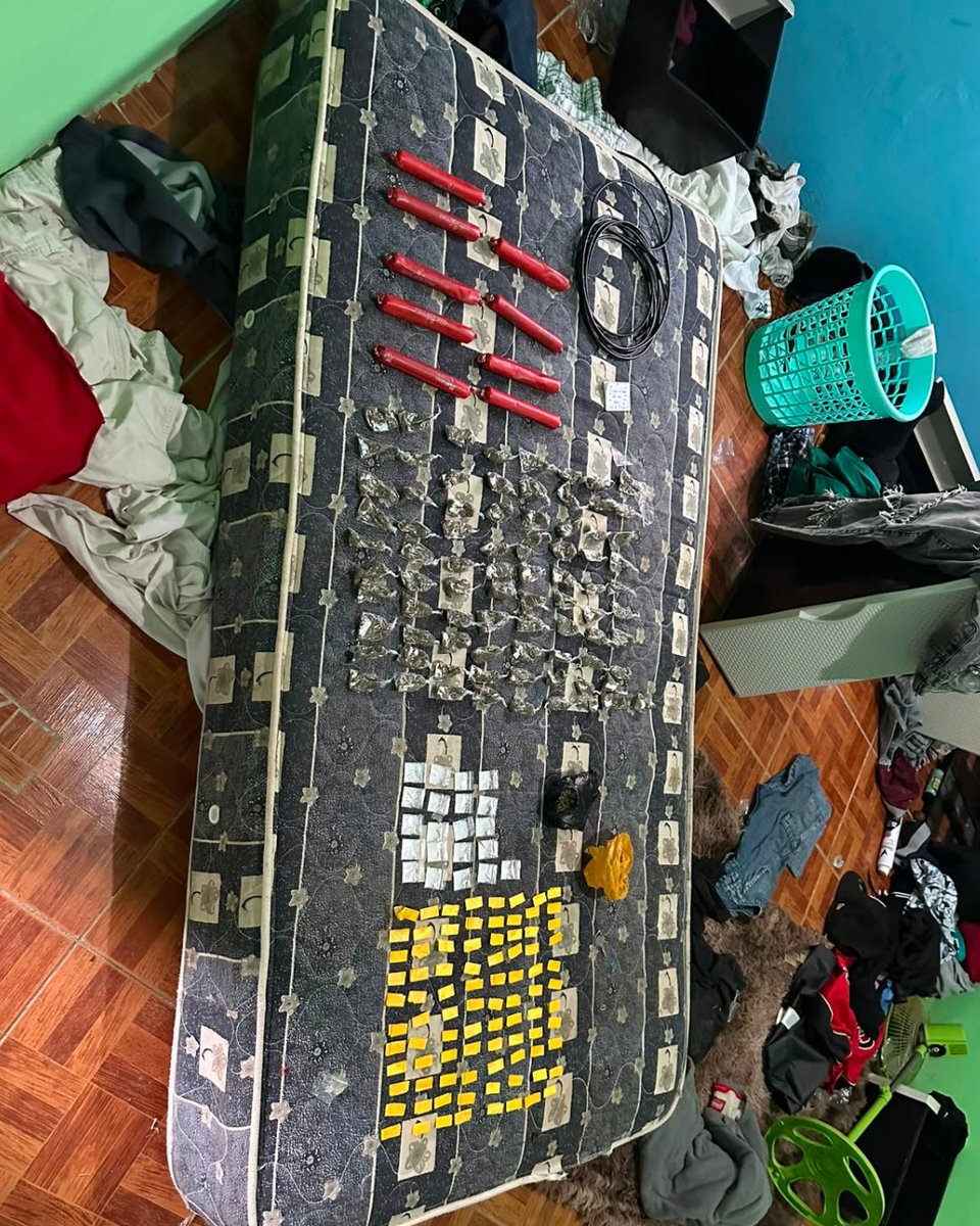 FFAAECUADOR's tweet photo. #Guayas | Fuerzas Armadas aprehendieron a un presunto integrante del GAO "Los Lobos" durante una operación militar en Tenguel. Se decomisaron un arma de fuego, material explosivo, municiones y sustancias catalogadas sujetas a fiscalización (SCSF).

#EcuadorUnaSolaFuerza https://t.co/aWsCjNRknt