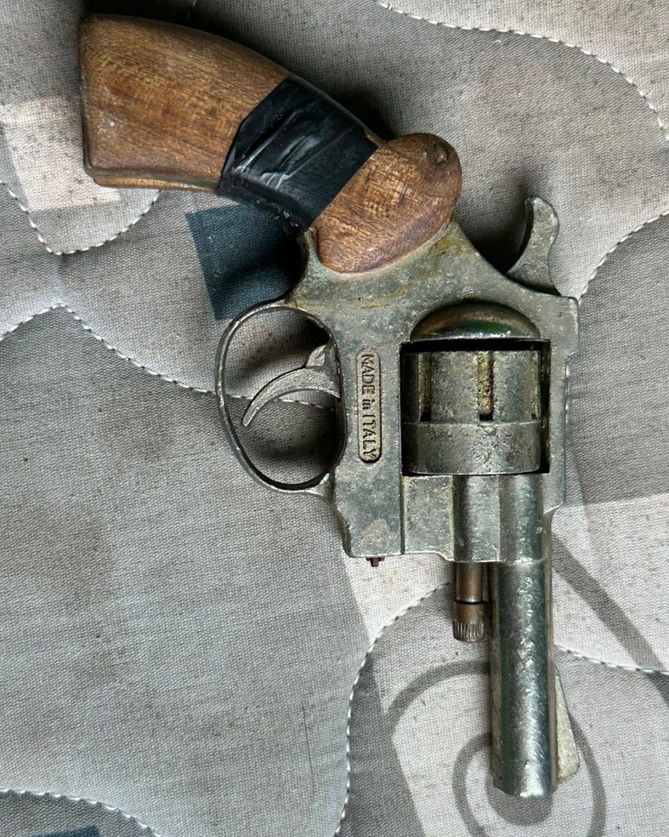 FFAAECUADOR's tweet photo. #Guayas | Fuerzas Armadas aprehendieron a un presunto integrante del GAO "Los Lobos" durante una operación militar en Tenguel. Se decomisaron un arma de fuego, material explosivo, municiones y sustancias catalogadas sujetas a fiscalización (SCSF).

#EcuadorUnaSolaFuerza https://t.co/aWsCjNRknt