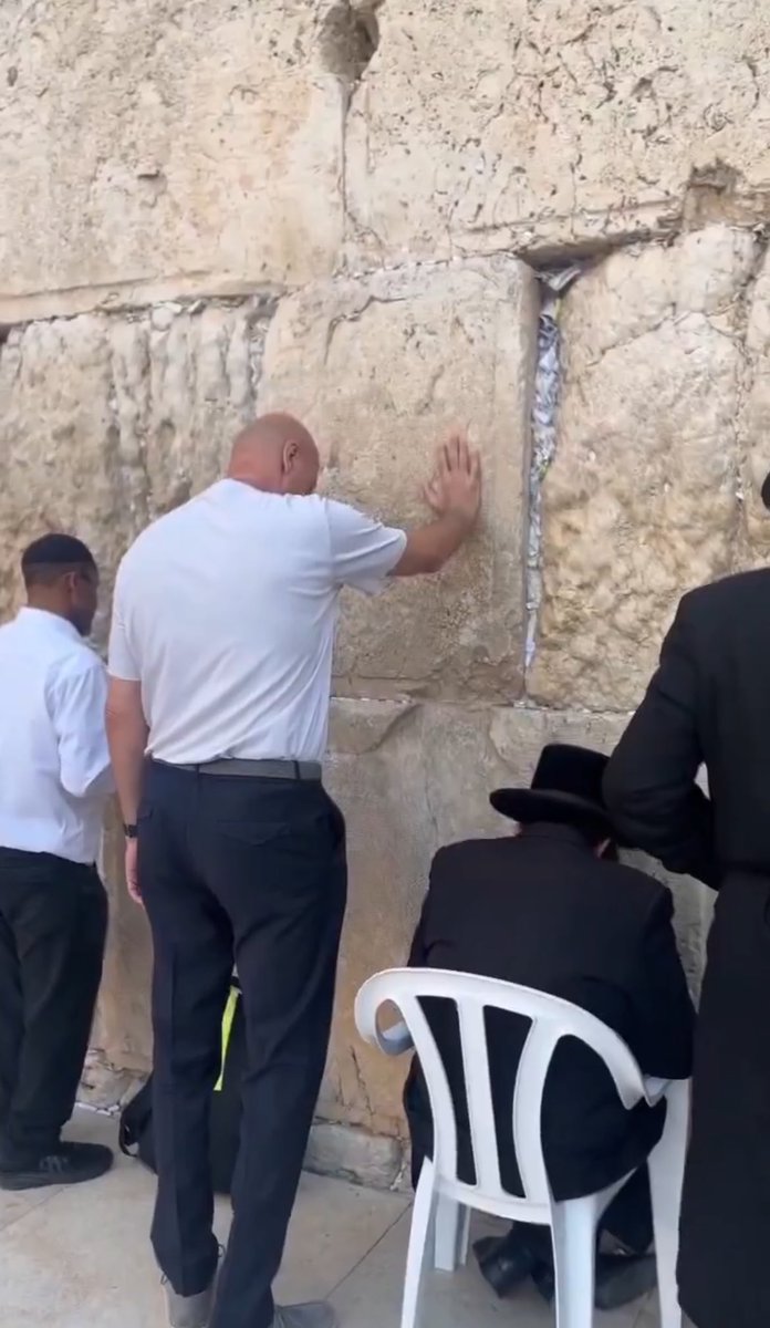 MatanAharoni1's tweet photo. חשיפה מטורפת:
סשה אוברדוביץ׳ ביקר בכותל וכתב על פתק ״אני רוצה רק אלן סימיאלגיץ״ https://t.co/adLYUNyVSP