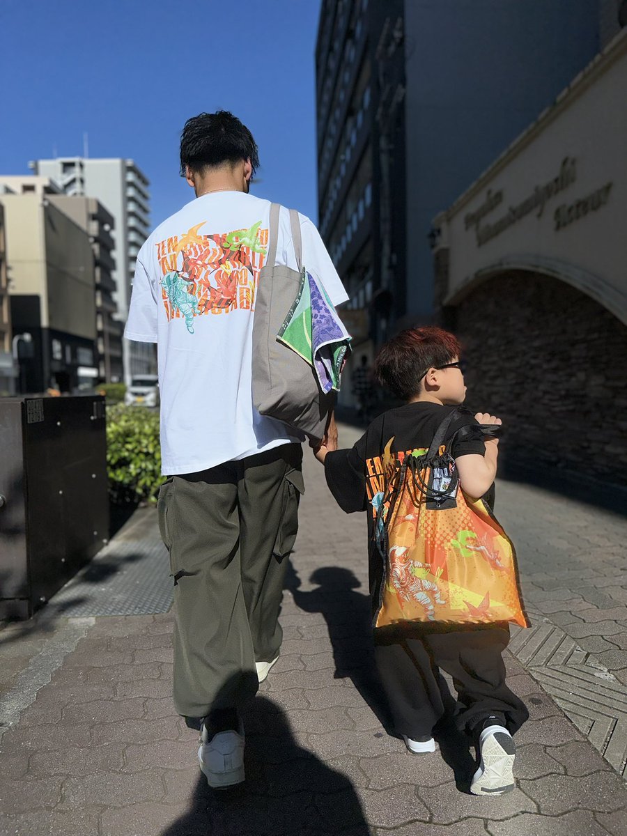 amtm_02's tweet photo. ゼンジン🧡家族の中で息子が1番イけてた笑

大好きなゼンジンシリーズを3人でいけてよかったなぁ🧡

2歳からミセス好きになって、やっと4歳になって初ライブがゼンジン🚀最高じゃないか！！！

このまま次男もジャムズにしちゃおう👏🏻💚(まだ1歳笑)

#ミセス　#ゼンジン　#ジャムズ https://t.co/4kOqeUDObq