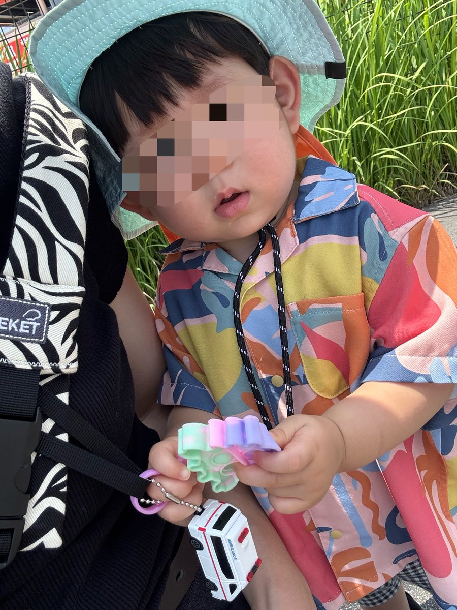 wwhr07's tweet photo. グスケット、いまいち座りが悪くてそんな便利なもんでもないな、と思ってんだけど、おもちゃぶら下げる用ループに助けられてる、ありがとうグスケット https://t.co/51RSD2NG4H