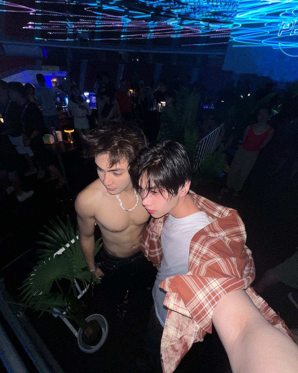 satsinhhoan's tweet photo. Dunk really loves it when Joong does romantic, old-fashioned gestures straight out of the '90s like giving him flowers, calling him for hours just to chat, letting him wear his jacket when his clothes get wet, peeling shrimp for him

#JoongDunk https://t.co/Y3uOYsp6j7