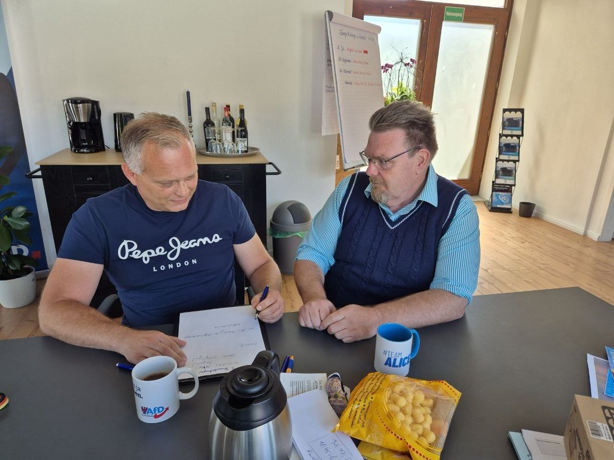 Huenich's tweet photo. Heute habe ich meinen Kollegen Marlon Deter im Bürgerbüro in Werder (Havel) besucht. 

Gute Gespräche, frische Ideen und ein konstruktiver Austausch für unsere Region standen auf dem Programm. 

Vielen Dank für den herzlichen Empfang – ich freue mich auf die weitere Zusammenarbeit!

#AfD
