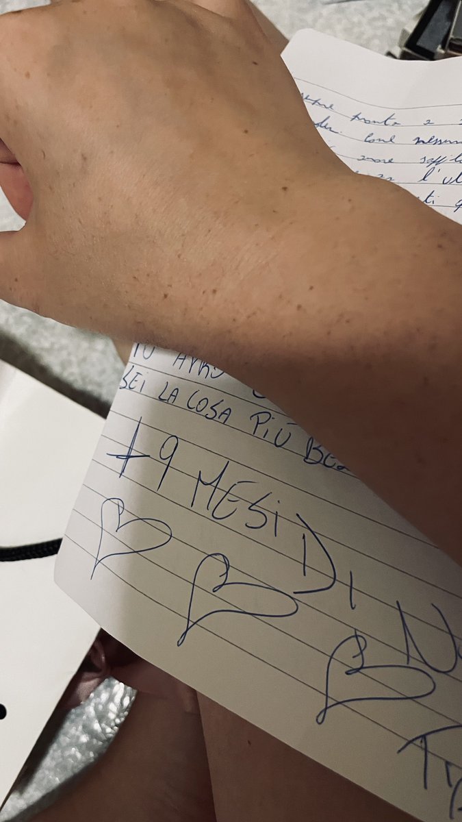 _maaartii__'s tweet photo. Ho aperto la scatola dei ricordi ed è uscita una lettera che il mio ragazzo mi scrisse quando stavamo insieme da solo 9 mesi (quest’anno sono 10 anni🥹) e lo scontrino del nostro primo film al cinema raga sono debole per queste coseeeee https://t.co/4arpqlig6a