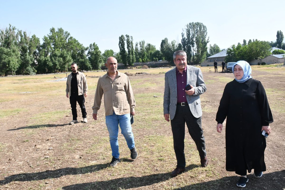 Abdulhalik_Tskn's tweet photo. Kıymetli hemşehrilerim, değerli yol arkadaşımız merhum Ali Ekber Değerli'nin anısını yaşatacağımız mesire alanımızdaki çalışmaları bugün sahada inceledim. Ailelerinizin huzurla vakit geçireceği, yavrularımızın neşeyle koşup oynayacağı bu vefa eserini büyük bir sevgi ve titizlikle hazırlıyoruz. Kardeşimizin adı, canım memleketimize hizmetle yaşamaya devam edecek.
