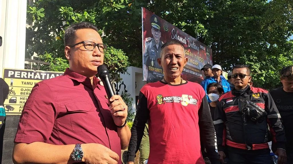 LambeSahamjja's tweet photo. usai polri geledah jampidsus, kejaksaan akan periksa seluruh dapur SPPG :
- dapat perintah langsung dari pusat
- sisir seluruh SPPG jateng, termasuk milik polri
- ini juga diikuti daerah lain serentak 
- tegaskan tidak ada tebang pilih
- bukan pemeriksaan pidana, cuma kumpul data & bahan keterangan di lokasi
- proses masih berlangsung, belum ada kesimpulan