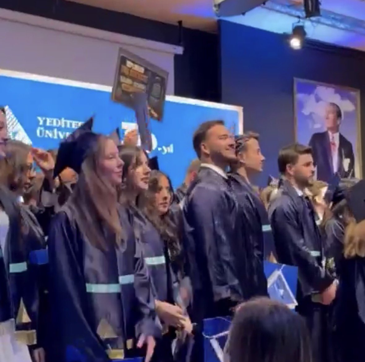 DrAhmetSANLI's tweet photo. Ayeti örtenlerin açtığı pankart;
“Diploma yok derlerse şahidi sizdiniz”

O DİPLOMALAR İPTAL EDİLECEK! https://t.co/EnJzxxTXBJ