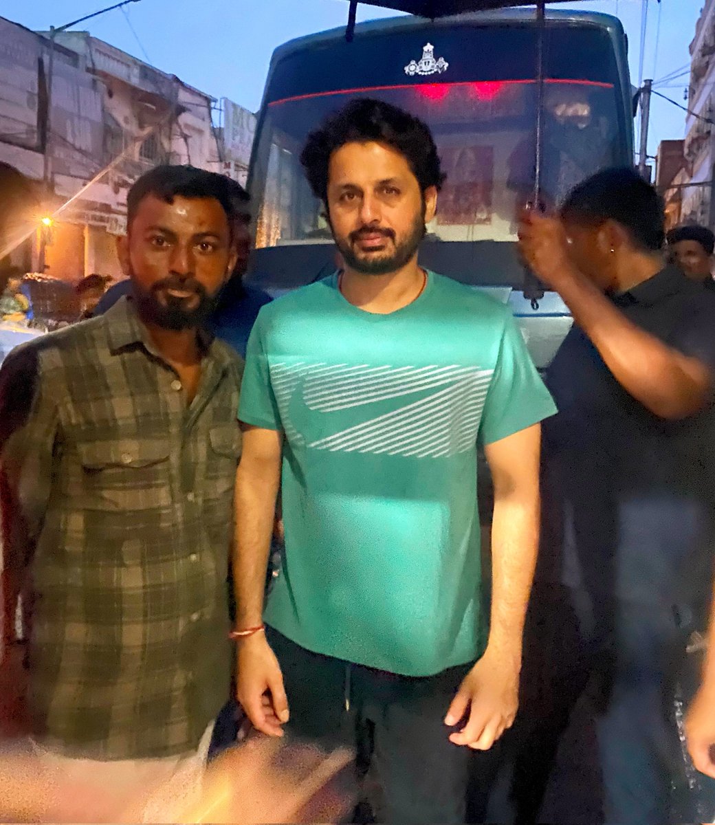 Mallesh_Nithiin's tweet photo. Back in the same frame with my favorite @actor_nithiin Anna after a long time! No matter how many times I meet him, his warmth and down-to-earth nature never change. ✨🙌 #GoodTimes #Nithiin #Reunion #AlwaysAFan https://t.co/uPuWc3y87b