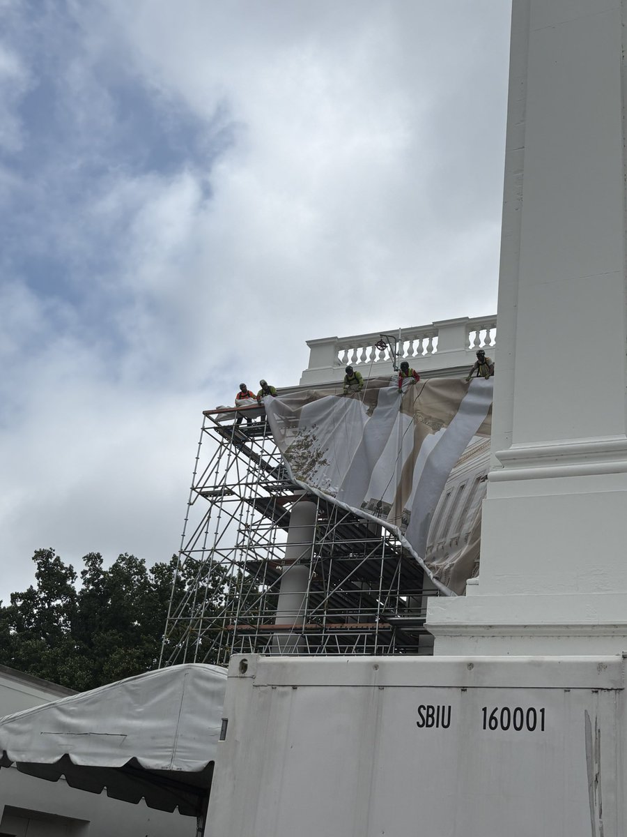 ElizLanders's tweet photo. There’s a lot of scaffolding that’s gone up in front of the White House recently. A few moments ago, workers dropped a semi-transparent covering over the side closest to the West Wing. https://t.co/8DeMfsxgk5