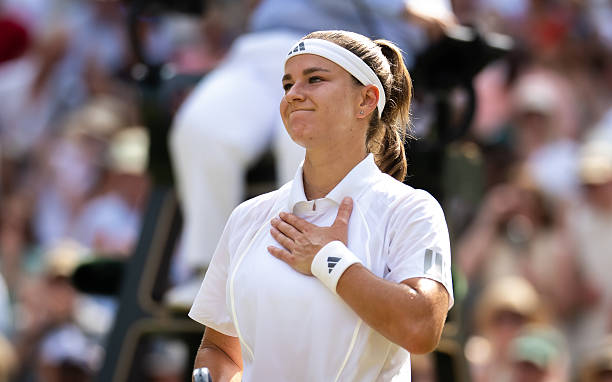 theoneswholive's tweet photo. karolína muchová, wimbledon finalist 🤍💚💜 https://t.co/i0DkohJznx
