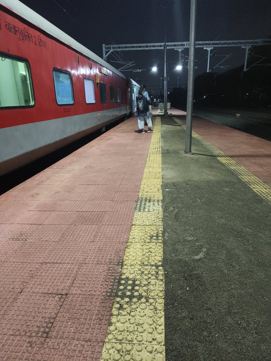 4everLearnerAG's tweet photo. @AshwiniVaishnaw 
@irctc_app 
@railcomplaint 
This HDP-MFP (05590) is Late by 4.30 Hours.
Officially &amp; it arrives station at 8PM
Now cleaning is going on which will make it's departure Time 11PM
Why we are not receiving correct time of Train?
After paying 1st Class AC TKT 
Thread https://t.co/9v2NmeE7OR