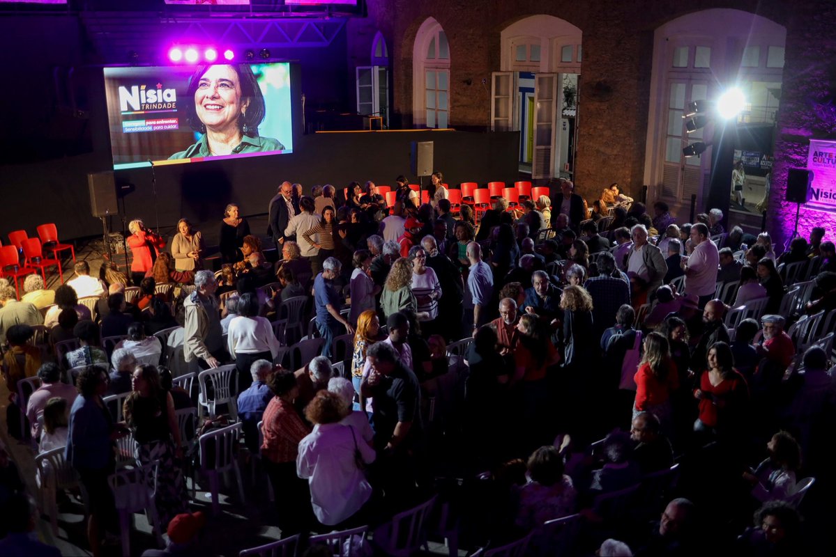 nisia_trindade's tweet photo. O #TBT desta quinta-feira é do ato de lançamento da minha pré-candidatura. 

Em maio, lotamos o Instituto dos Arquitetos do Brasil, no Flamengo, com companheiros e companheiras que acreditam na transformação.

Foi uma noite inesquecível, marcada pelas manifestações de apoio a minha pré-candidatura e de muita luta coletiva.

Arrasta para o lado e reviva esse encontro histórico comigo. ➡️