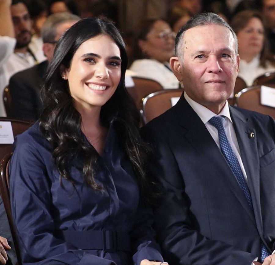 andrescamachom_'s tweet photo. Daniela Cepeda Tarud posiblemente próxima Ministra de Cultura, representa las castas políticas en Colombia, está estrechamente ligada a una de las familias más influyentes del conservatismo, encabezada por su padre, Efraín Cepeda, protagonista de la banda antireformas, investigaciones por parapolitica y redes de tráfico electoral en el Caribe. 

Su eventual nombramiento ratifica el modelo de castas y apellidos con el cual llega Abelardo, los SIEMPRE!