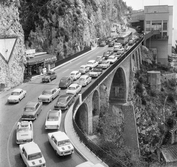 ThierryTout's tweet photo. MENTON À LA FIN DES ANNÉES 1960 🇫🇷
Des automobiles attendant à la frontière franco-italienne, quand il y avait encore des douaniers protégant nos frontières.
Une autre époque, une autre France...🧐 https://t.co/7LRbYBLwhf