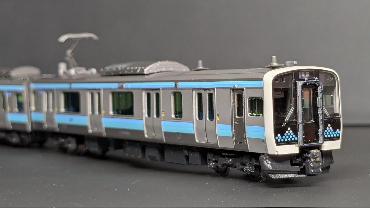 milin47h's tweet photo. E131系200番代　完成〜！

KATOのE131系600番代と同500番代を合成して作りました。ドアはトレジャータウンの新世代通勤電車側扉Cを使用。スカート、クーラーは自家設計3Dプリンタ出力、帯は特注インレタです。
さわなかな色合いでいいね。水色と青緑色の色差が微妙なのは実車準拠です。 https://t.co/s2qenC6AnL