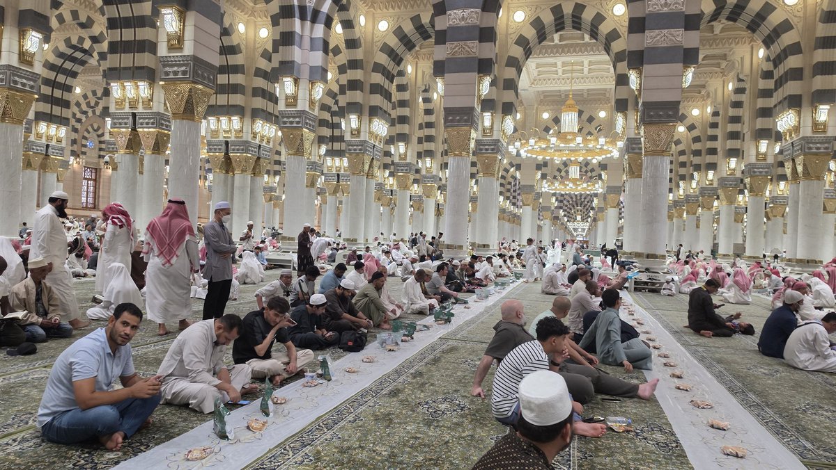 HaramainInfo's tweet photo. A beautiful moment of Iftar at Masjid An-Nabawi.

#HaramainInfo #Muharram #1448H https://t.co/f08QD6sbvL