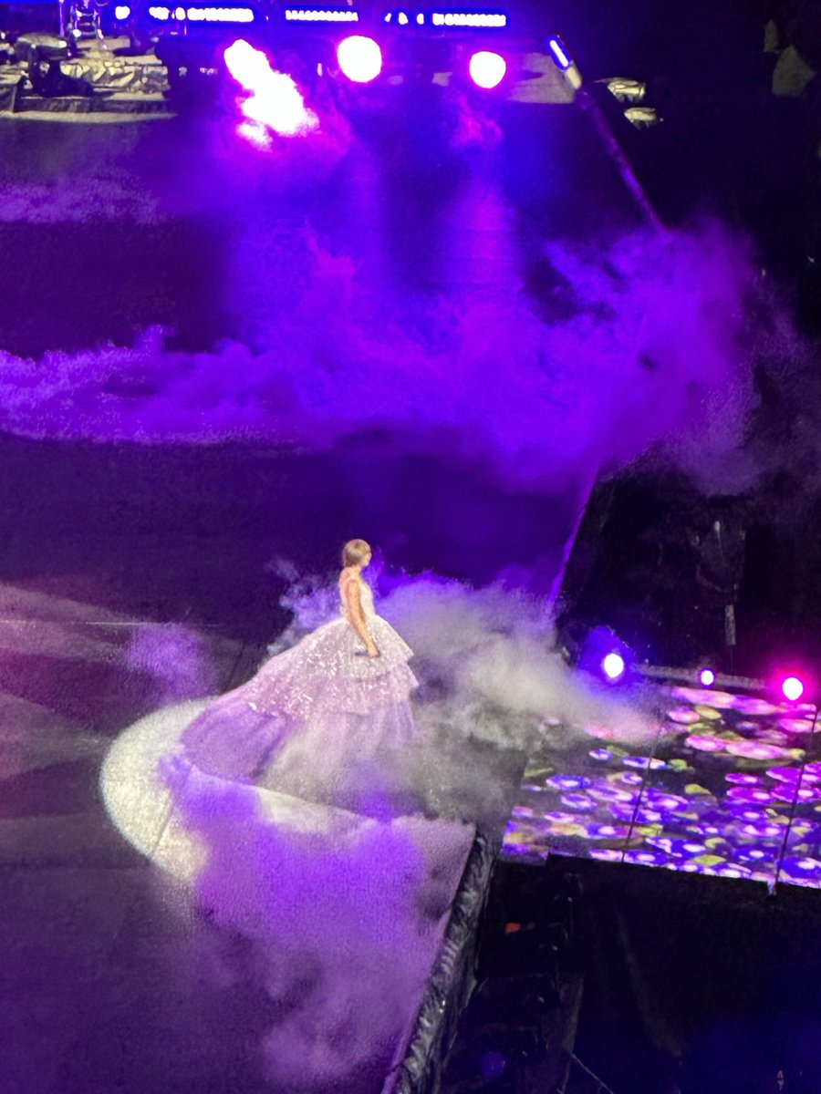 CarbahRoberta's tweet photo. @taylornation13 Happy 3 years to Speak Now TV!!! https://t.co/ERuGw3KBYh