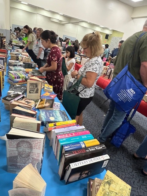 CooperCityGOV's tweet photo. Our always-popular Book Swap is coming up in September. We are now accepting book donations at the Community Center. You can donate gently used books through September 18th and return for the Book Swap event on Friday, September 25th from 5:30 PM to 8 PM. https://t.co/6PZvS4fR8Y