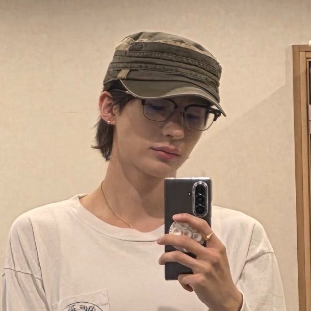 peachxrd's tweet photo. แต่งตัวโคตรวัยรุ่น เท่ๆ ตึงๆ แฟชั่นเลย แต่ดูหน้าตาดิโคตรน่าล้ากก จิ้มลิ้มมาก ไอหมุแอนเอ้ย เค้ารักแกจัง <3 https://t.co/4ZhSTdjWgB