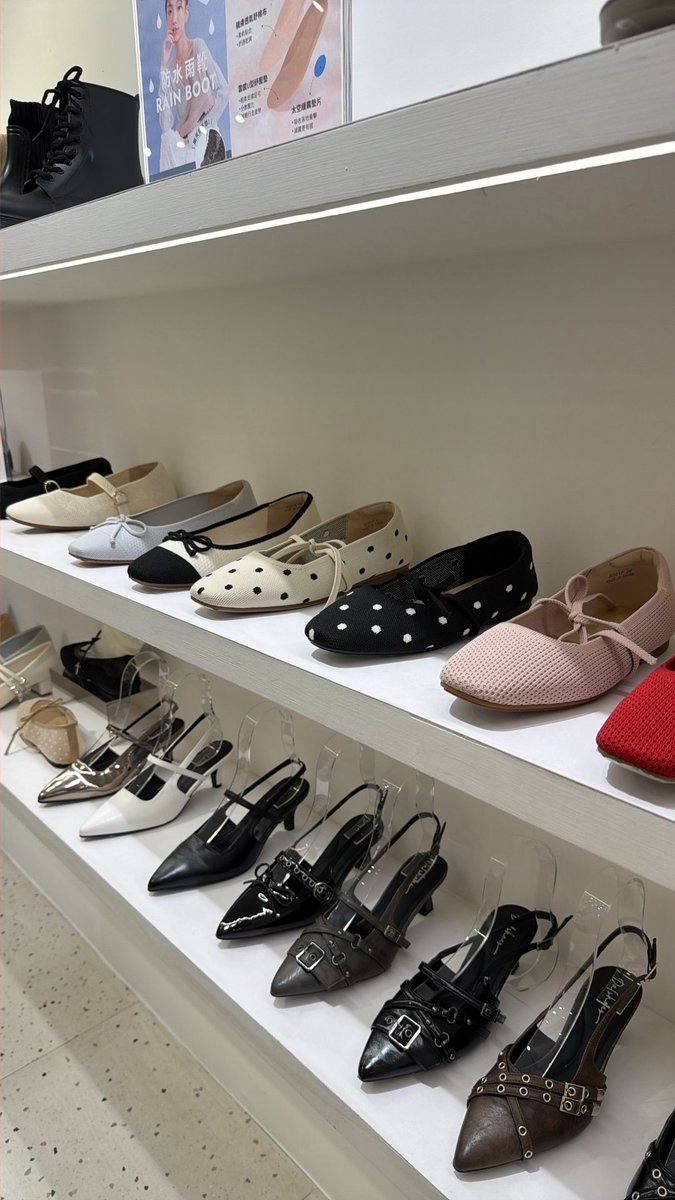 Ashismvd's tweet photo. 今夜、買い物をしていた時、母に一足のフラットシューズを買おうと思っていたのですが、気に入ったものが見つかりませんでした。 https://t.co/msJUoVhCYo