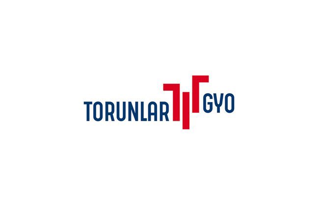 borsacibirgenc's tweet photo. Günlük 44 milyon TL kira toplayan Torunlar GYO’nun en büyük kiracısı İspanyol Inditex Group.
Toplam kiranın %4,5’ini Inditex veriyor.
Inditex bünyesinde Zara, Pull&Bear, Bershka, Oysho gibi markalar var.
Inditex her bir AVM’ye her markası için ayrı ayrı şube açtığı için en yüksek ödeme yapan kiracı olması çok normal.
Inditex zaten bu parayı çok rahat çıkarıyordur, mağazaları hiç boş kalmıyor.
Kaldı ki Inditex’in sahibi Amancio Ortega dünyanın en büyük emlak zengini. 
O da Torunlar GYO gibi mülk alıyor, kiralıyor.
25 milyar dolarlık emlak portföyü var.
Apple, Amazon, Nvidia, Nike, Meta gibi şirketler bile bu adama kira ödüyor.
Kiracıları genelde dünyanın en bilinen ve en sağlam şirketleri.

Hemen ardından en fazla kira ödeyen 2. marka LC Waikiki.
Toplam kiranın %3,3’ü buradan geliyor.
2020 yılında 5. sırada bulunuyorlardı.
LC Waikiki için genelde lüks ya da orta halli AVM olması fark etmiyor.
Her yerde iş yapıyorlar.

3. sırada Boyner var.
Boyner, 2018 yılında en çok kira ödeyen markaydı.
Şimdi 3. sıradalar.
Toplam kiranın %1,9’u buradan geliyor.

4. sırada MediaMarkt.

5.sırada Migros var.
Migros zaten olmazsa olmaz.
Her AVM’nin altında üstünde mutlaka var.

6. sırada Beymen var.
Torunlar GYO’nun sahip olduğu AVM’ler biraz lüks kaçtığı için en büyük kiracılardan birisinin Beymen olmasına şaşırmamak lazım.

7. sırada TAB Gıda var.
AVM’lerin yemek katının olmazsa olmazı.
Hani AVM’de yemek restoranlarına bakarken kararsız kalırız ya, aslında paranın çoğu aynı kasaya gidiyor, yani TAB Gıda’ya.
Burger King, Popeyes, Arby’s, Subway, Sbarro, Usta Dönerci, Usta Pideci gibi markaların hepsini TAB Gıda işletiyor.
Yani AVM ile anlaştıklarında 7 mağaza birden açıyorlar.
Kaldı ki AVM’nin lüks olup olmaması bir şeyi değiştirmiyor, her AVM’de varlar.

8. sırada Mavi var.

9. sırada Aydınlı Grup geliyor.

10. sırada ise gençlerin gözdesi H&M var.
Toplam kiranın %1,1’i buradan geliyor.

İlk 10 kiracı, toplam brüt kiralanabilir alanın %21,22’sini dolduruyor.
Toplam kira gelirinin ise %19,57’sini oluşturuyor.

Daha Watsons, Gratis, D&R, Decathlon, kuyumcular, gözlükçüler, restoranlar derken riski çok güzel yaymışlar.
Birisi batsa diğeri ayakta kalır.
Kiranın büyük çoğunluğu tek bir yerden gelmiyor.
Kısacası yumurtaların hepsi aynı sepette değil.
Bence Torunlar GYO’nun en büyük gücü de tam olarak burada yatıyor.