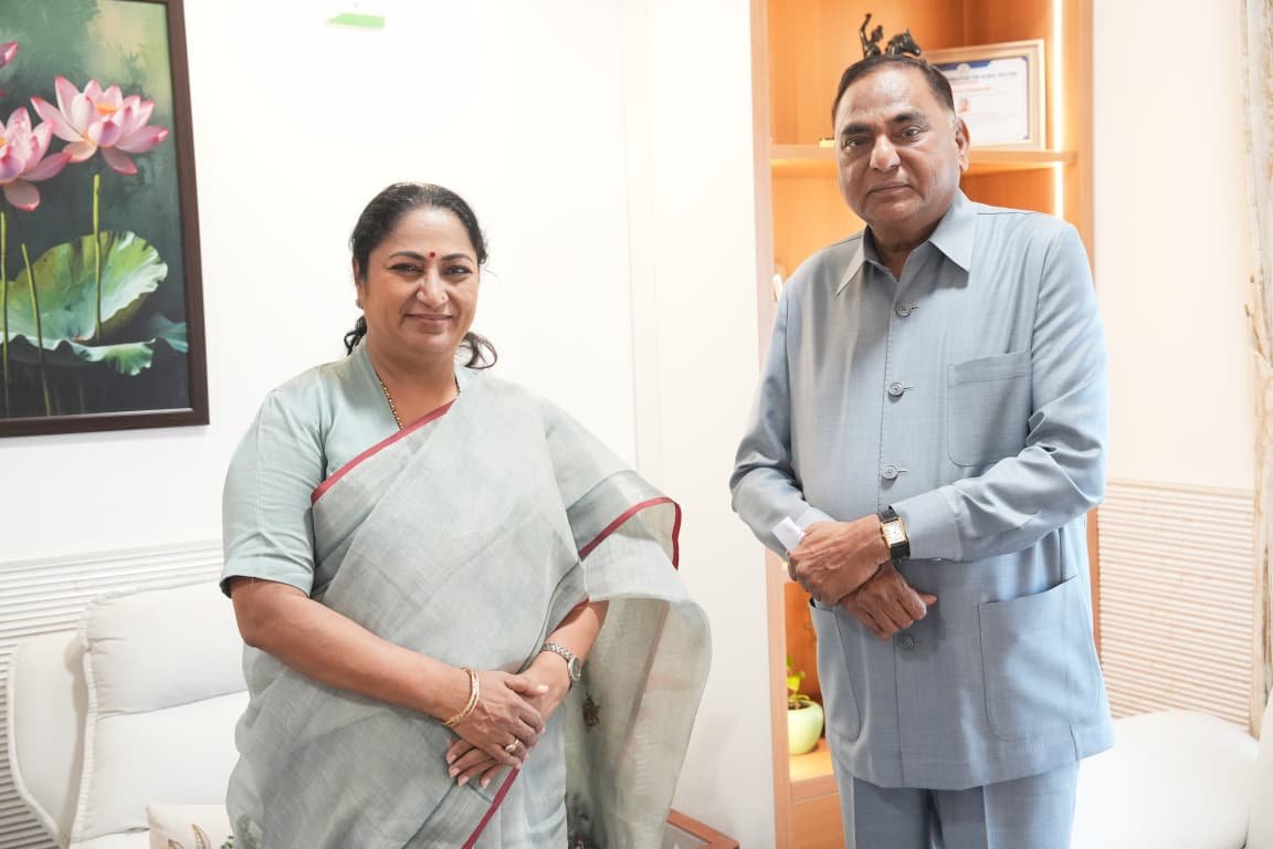RamvirBidhuri's tweet photo. दिल्ली की माननीय मुख्यमंत्री श्रीमती @gupta_rekha जी से मिलकर किया अनुरोध—दक्षिण दिल्ली में जाम की समस्या के निदान के लिए मांडी—जौनापुर रोड को सौंपा जाए NHAI को। यह रोड मास्टर प्लान में 200 फुट चौड़ा रोड है और मौके पर चौड़ाई सिर्फ 30 फुट है।

प्रस्तावित तिगड़ी मेट्रो स्टेशन का नाम भगवान बाबा रामदेव के नाम पर और अर्जनगढ़ मेट्रो स्टेशन के नाम में आयानगर जोड़ने का दिया सुझाव। 

दक्षिण दिल्ली के विभिन्न क्षेत्रों के विकास के लिए मुख्यमंत्री विकास निधि से 100 करोड़ रुपए जारी करने का किया आग्रह। माननीय मुख्यमंत्री श्रीमती रेखा गुप्ता जी ने सभी मांगों पर सहानुभूतिपूर्वक विचार का दिया आश्वासन। #ViksitDelhi 

@narendramodi @NitinNabin @AmitShah @blsanthosh @gupta_rekha @hdmalhotra @BJP4India @PMOIndia