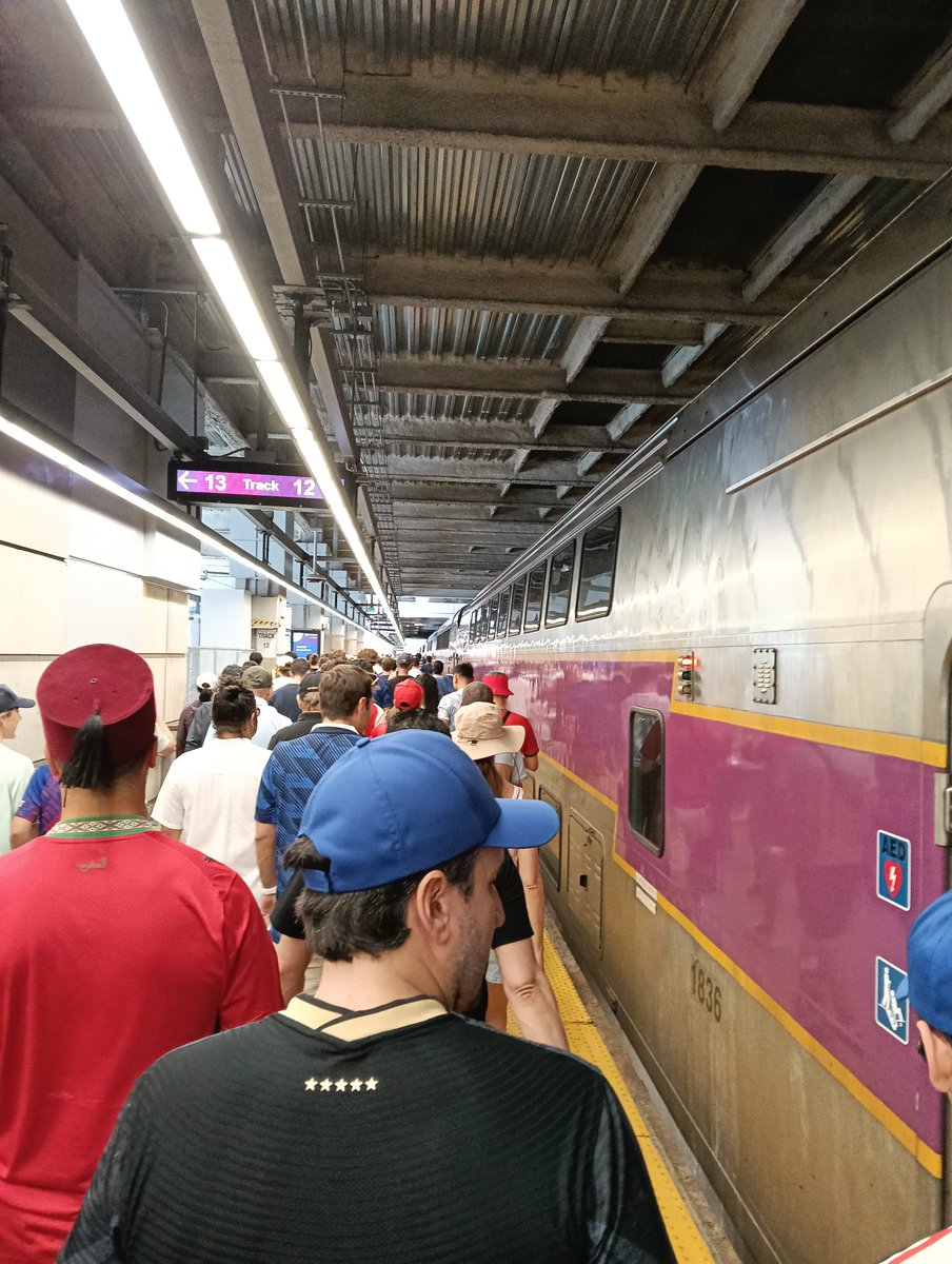 kkau99's tweet photo. 80ドルの高級列車に乗ってさぁスタジアムへ！！ https://t.co/wrVKhwViYu