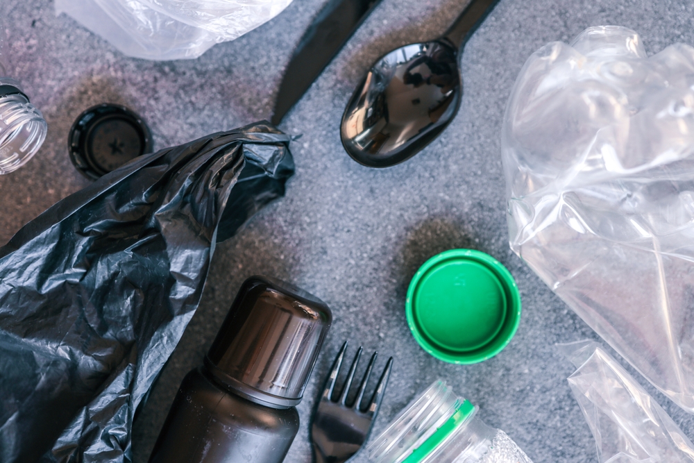 PNASNews's tweet photo. Only 9% of plastic waste is currently recycled. A method for converting mixed plastic waste into high-purity hydrogen could change that. The sodium-hydroxide-assisted alkaline thermal treatment works at low temperatures and atmospheric pressure. In PNAS: https://t.co/DbxdwO9wVj https://t.co/T7lfoVkeUB