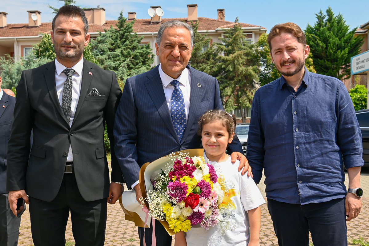 ahusta07's tweet photo. TÜGVA Yalova Yaz Okulları Açılış Programı’na katılarak öğrencilerimizin heyecanına ortak olduk.

Yaz okullarının çocuklarımız için sadece bilgi ve beceri kazandıkları değil; aynı zamanda yeni dostluklar kurdukları, paylaşmayı, dayanışmayı ve kardeşliği pekiştirdikleri kıymetli bir ortam olduğuna inanıyorum. Millî ve manevi değerlerimizle kültürümüzü yaşayarak öğrenecekleri, güzel hatıralar biriktirecekleri verimli bir yaz dönemi diliyor; programda emeği geçen herkese teşekkür ediyor, tüm öğrencilerimize başarılar diliyorum.