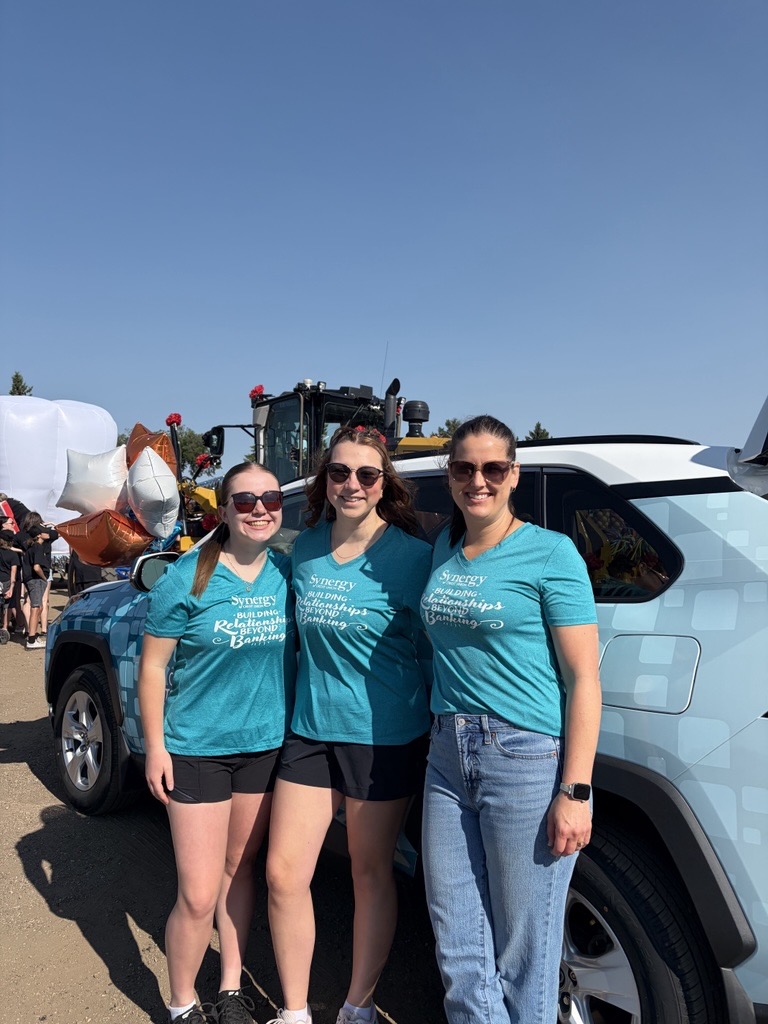 Synergycu's tweet photo. 🎡🍬 We had a fantastic time at the Lloyd Ex Parade, kicking off the Lloyd Ex Fair!
Fat Cat® and the Lloydminster team had a great time handing out candy! Thank you to everyone who came out to enjoy the parade. We hope you have an amazing time at the fair and enjoy all the rides! https://t.co/knQkJdr5yS