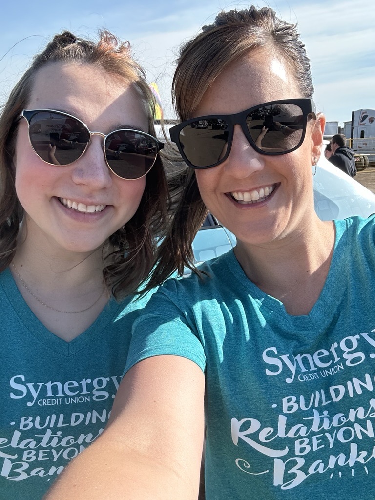 Synergycu's tweet photo. 🎡🍬 We had a fantastic time at the Lloyd Ex Parade, kicking off the Lloyd Ex Fair!
Fat Cat® and the Lloydminster team had a great time handing out candy! Thank you to everyone who came out to enjoy the parade. We hope you have an amazing time at the fair and enjoy all the rides! https://t.co/knQkJdr5yS