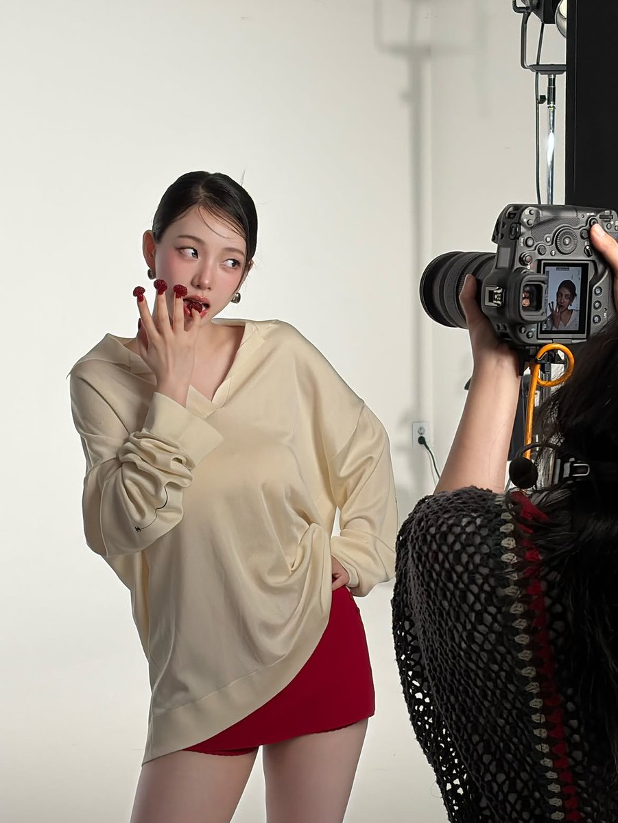 Yukainar's tweet photo. Got it loud and clear! I’m not playing when it comes to serve the perfect shoot. Everything should perfectly be the way I wanted it from hair to toes. Here comes my glossy red lips, placing itself as the cherry on top (.. 🍒) Seems like I owned this scene too, no? 💅🏻💄 https://t.co/bgM7ku0YC6