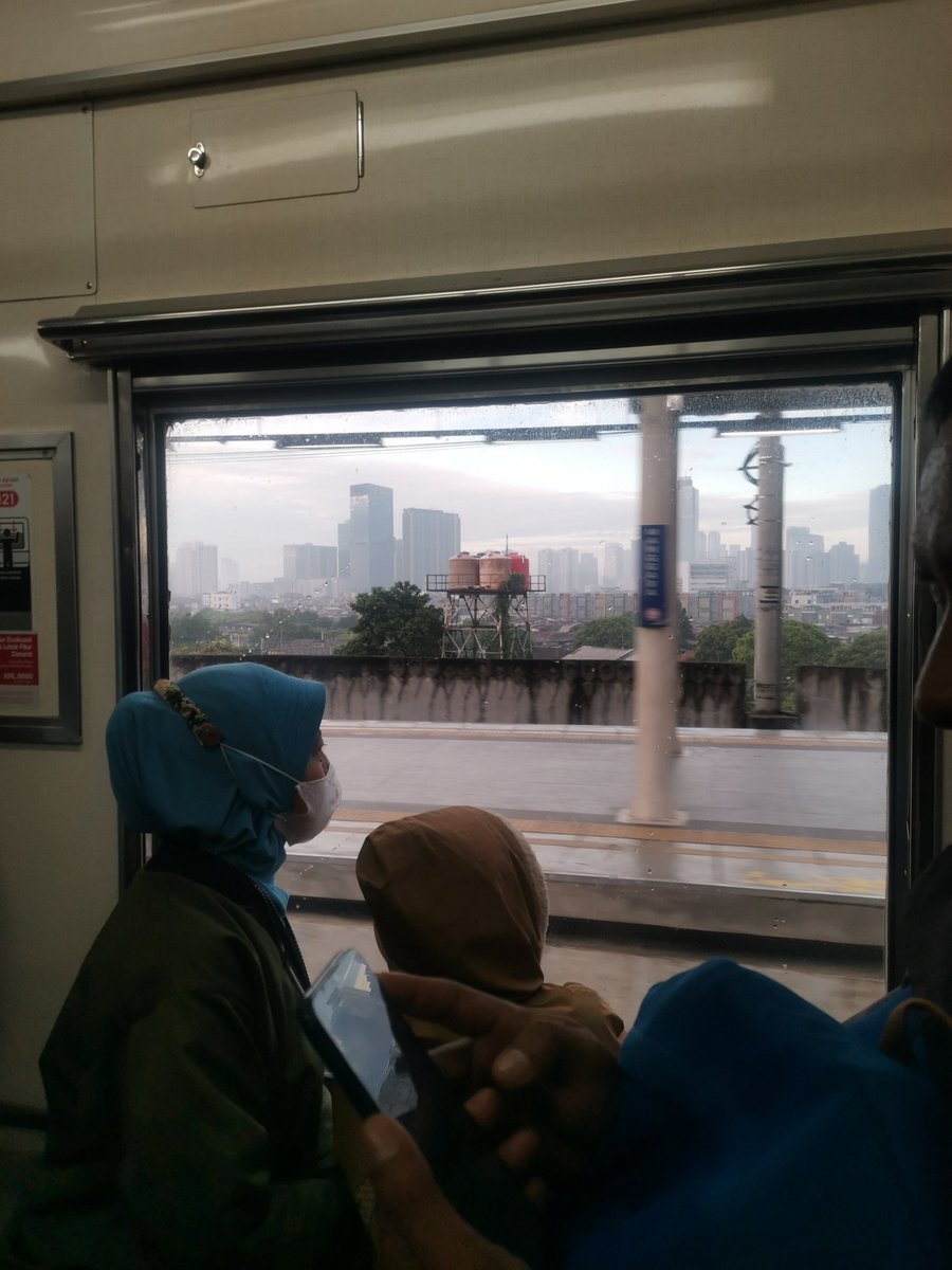 hijaugulma's tweet photo. Spill foto random kalian ketika lagi berada di Stasiun manapun https://t.co/xSqvT0TEyq