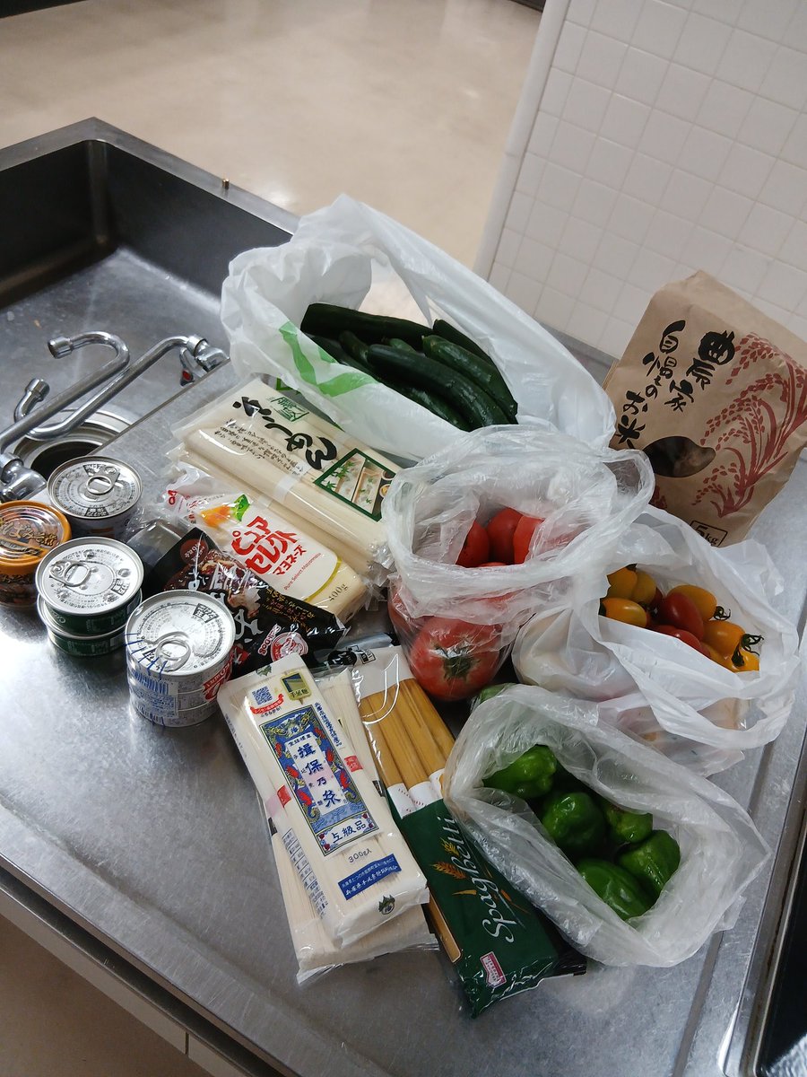 ribonsodan's tweet photo. ピアサポーターさん達で賄いを作りました。

ご寄付も沢山ありがとうございます。
緊急時の食糧としてお預りしています。 https://t.co/VfJmFpDhcn