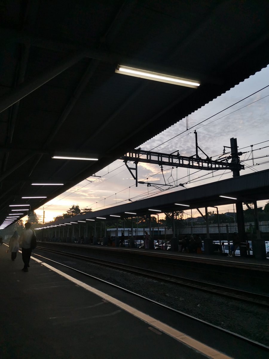 hijaugulma's tweet photo. Spill foto random kalian ketika lagi berada di Stasiun manapun https://t.co/xSqvT0TEyq