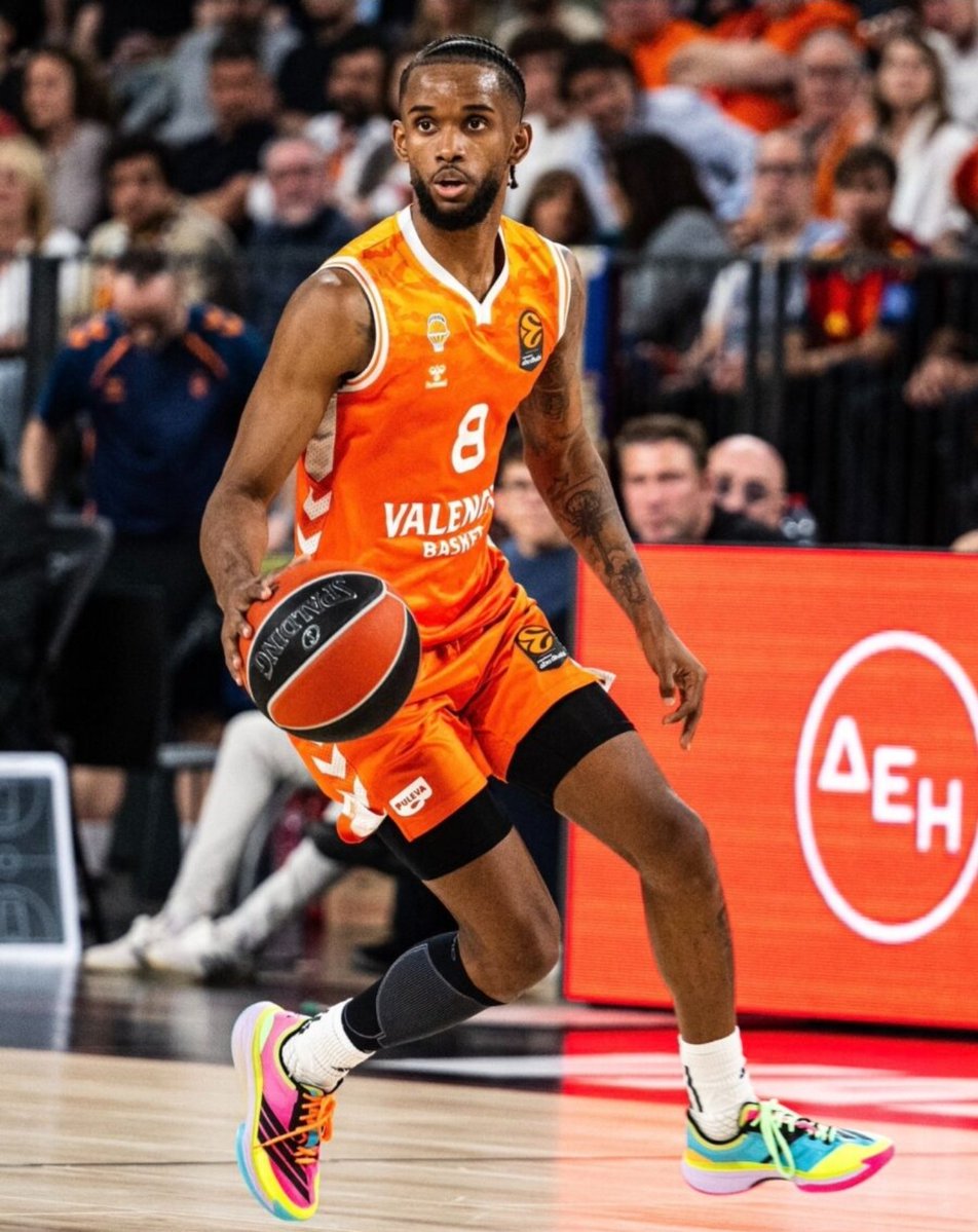 KelvynMejia's tweet photo. Tres campañas, con un promedio de 2.7 millones de euros por temporada . Montero es rico sin joder con la NBA. Muchos de nuestros jugadores deberían ir a Europa y no pasarse un año dando vueltas en Estados Unidos sin lograr subir al Big Show. https://t.co/2hSeMwlLUO