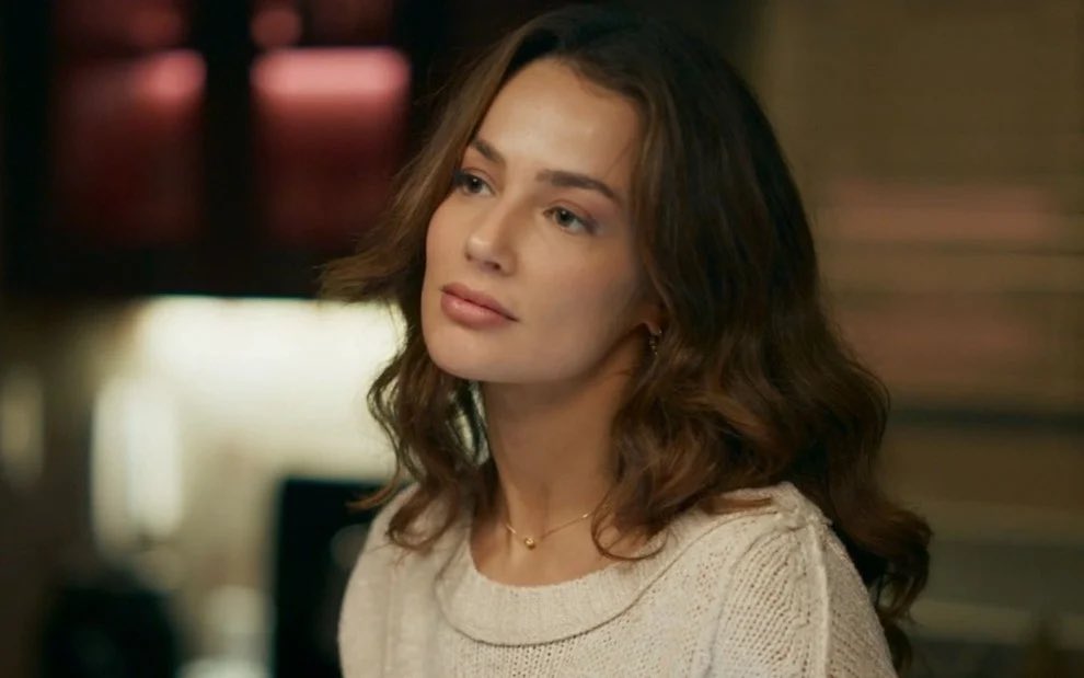 luanssii's tweet photo. BABADO: Bruna vai ser diagnosticada com uma doença muito grave, isso vai impossibilitar Pedro de terminar o namoro para viver o romance com Adriana, mesmo depois de descobrir o motivo pelo qual ela resolveu terminar o relacionamento. 

 Depois do rompimento definitivo, Adriana deve engatar novos romances na trama!! #QuemAmaCuida