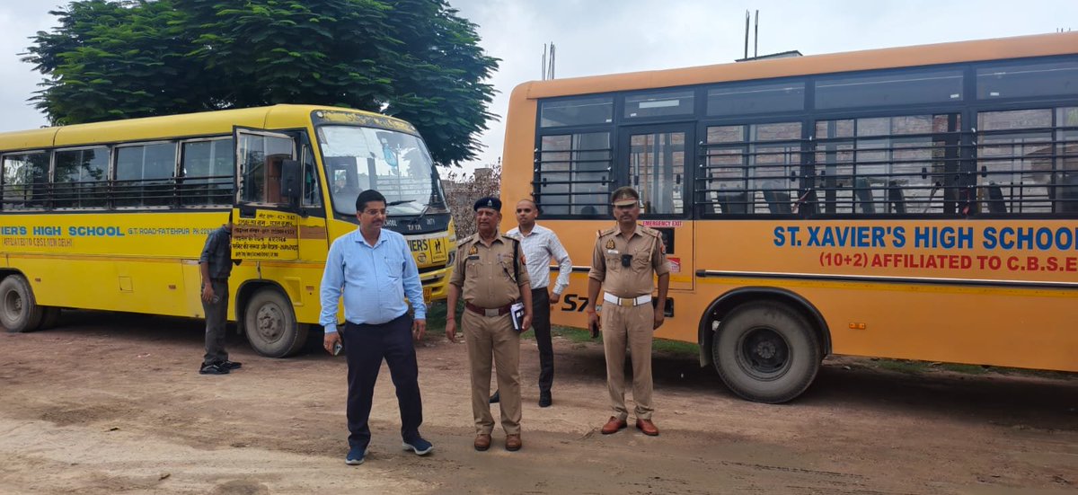 fatehpurpolice's tweet photo. #Spfhr के निर्देशन तथा #Addlsp में सड़क दुर्घटनाओं की रोकथाम एवं मुख्यालय द्वारा संचालित *"मिशन सेव फ्यूचर"* अभियान के अंतर्गत #CO श्री अविनाश सिंह, सहायक संभागीय परिवहन अधिकारी (एआरटीओ) श्री प्रतीक मिश्रा तथा प्रभारी यातायात श्री केशरी प्रसाद यादव द्वारा संयुक्त रूप से सेंट जेवियर्स स्कूल एवं सरस्वती बाल विद्या मंदिर (डाक बंगला) में यातायात जागरूकता कार्यक्रम आयोजित किया गया।
कार्यक्रम के दौरान छात्र-छात्राओं को सड़क सुरक्षा एवं यातायात नियमों के पालन के प्रति जागरूक करते हुए हेलमेट पहनने, सीट बेल्ट का अनिवार्य रूप से प्रयोग करने, निर्धारित गति सीमा का पालन करने तथा वाहन चलाते समय यातायात नियमों का पालन करने के संबंध में विस्तृत जानकारी प्रदान की गई।
इस अवसर पर विद्यालयों के समस्त स्कूली वाहनों का सघन निरीक्षण किया गया। वाहनों में फर्स्ट एड किट, अग्निशमन यंत्र (फायर एक्सटिंग्विशर) सहित अन्य आवश्यक सुरक्षा उपकरणों की उपलब्धता एवं उनकी वैधता की जांच की गई तथा विद्यालय प्रबंधन को सुरक्षा मानकों का शत-प्रतिशत अनुपालन सुनिश्चित करने हेतु आवश्यक दिशा-निर्देश दिए गए।
#UPPolice