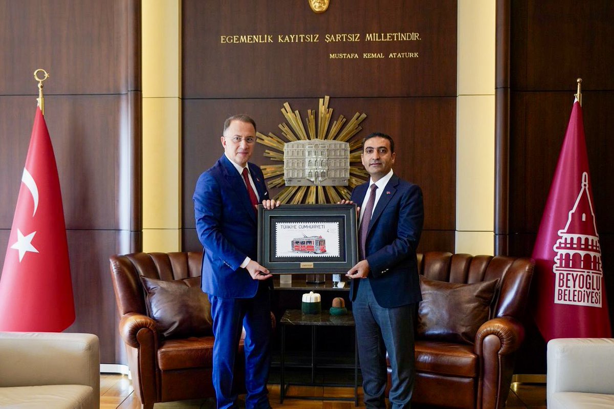 mmuratcalik's tweet photo. Beyoğlu Belediye Başkanımız İnan Güney’in, 11 ay süren haksız tutukluluğun ardından ailesine, evlatlarına, sevdiklerine ve Beyoğlu’na kavuşmasının sevincini yürekten paylaşıyorum.

Özgürlük, yalnızca bir kapının açılması değil; bir annenin evladına, bir evladın babasına, bir kentin de seçilmiş iradesine yeniden kavuşmasıdır.

Dilerim bu kavuşma; adaletin gecikmediği, hukukun herkese eşit uygulandığı ve hiçbir ailenin hasretle sınanmadığı günlerin habercisi olur.

Geçmiş olsun İnan kardeşim.

Darısı, özgürlüğüne kavuşmayı bekleyen tüm masumların ve ailelerinin başına…