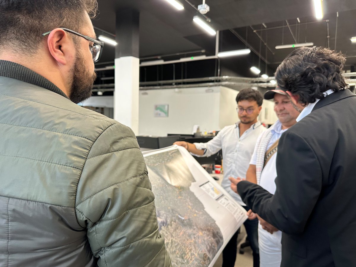 igacColombia's tweet photo. 🛖¡Hicimos realidad nuestro compromiso con el pueblo wiwa!

Entregamos 30 mapas actualizados a instituciones educativas que se convertirán en herramienta pedagógica para que niños, niñas y adolescentes wiwa aprendan a leer el territorio, reconozcan sus lugares sagrados y los ubiquen en el espacio.🗺️🧑‍🏫

Esta cartografía es el resultado del proyecto de #ToponimiaNativa, que integró saberes ancestrales y conocimientos técnicos para la documentación de los espacios naturales e históricos que conforman el patrimonio cultural del pueblo.🌊🗻