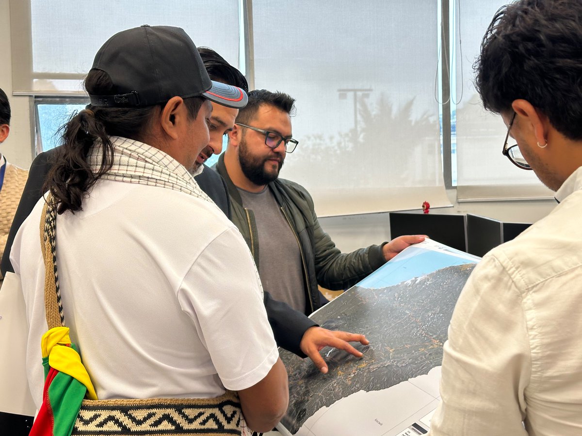 igacColombia's tweet photo. 🛖¡Hicimos realidad nuestro compromiso con el pueblo wiwa!

Entregamos 30 mapas actualizados a instituciones educativas que se convertirán en herramienta pedagógica para que niños, niñas y adolescentes wiwa aprendan a leer el territorio, reconozcan sus lugares sagrados y los ubiquen en el espacio.🗺️🧑‍🏫

Esta cartografía es el resultado del proyecto de #ToponimiaNativa, que integró saberes ancestrales y conocimientos técnicos para la documentación de los espacios naturales e históricos que conforman el patrimonio cultural del pueblo.🌊🗻