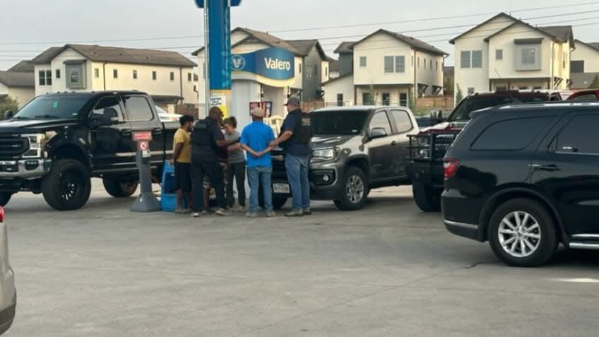 TexanLoyal's tweet photo. ICE caught a few illegals in Boerne, Texas today. Good job @ICEgov ! 👏🏼👏🏼👏🏼 https://t.co/p5GCQ0I9HY