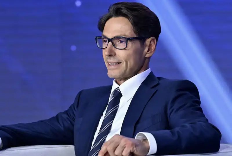 Storace's tweet photo. Dunque, potrebbe esserci una svolta.
Piersilvio #Berlusconi, alla presentazione dei palinsesti #Mediaset, ha speso parole non più severe nei confronti di #Vannacci.
“L'Italia non è nuova a fenomeni che dal nulla crescano a livello politico. Ce ne sono stato tanti, anche in passato. Non mi stupisce che in questo momento emerga. E' un bravo comunicatore. E' efficace. E' coerente con il pensiero mio di ciò che deve essere il centro destra oggi? Direi di no, ma la propaganda è propaganda. In termini di realtà dei fatti attendiamo di vedere il programma".
Rispetto a un po’ di tempo addietro sembra cadere l’anatema di #ForzaItalia…
Si vedrà