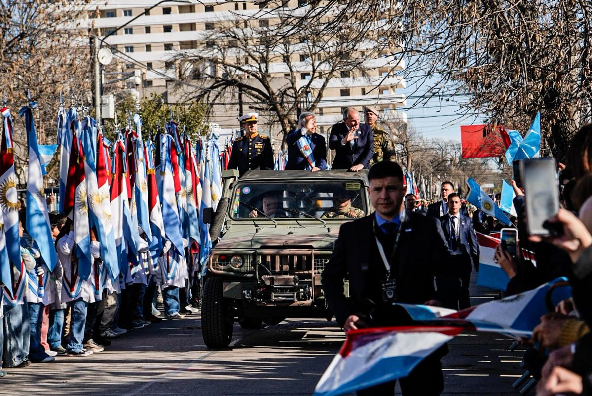 guillederivas's tweet photo. Vivimos un #9deJulio histórico e inolvidable para #RíoCuarto .

Junto al gobernador @MartinLlaryora y miles de vecinos celebramos los 210 años de la Independencia con un Desfile Cívico Militar que nos llena de orgullo como Capital Alterna de la provincia. https://t.co/Rm7gdpZPLr