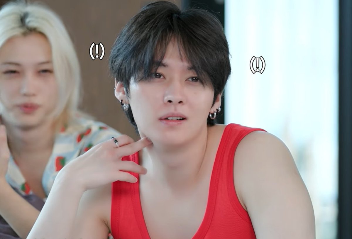 knowagustd's tweet photo. o minho com um sorrisinho e olhos brilhando por ver o hyunjin gostoso com roupa de homem das cavernas vindo na direção ele, até os átomos desse homem são gays como pode https://t.co/ssn3eYQjID