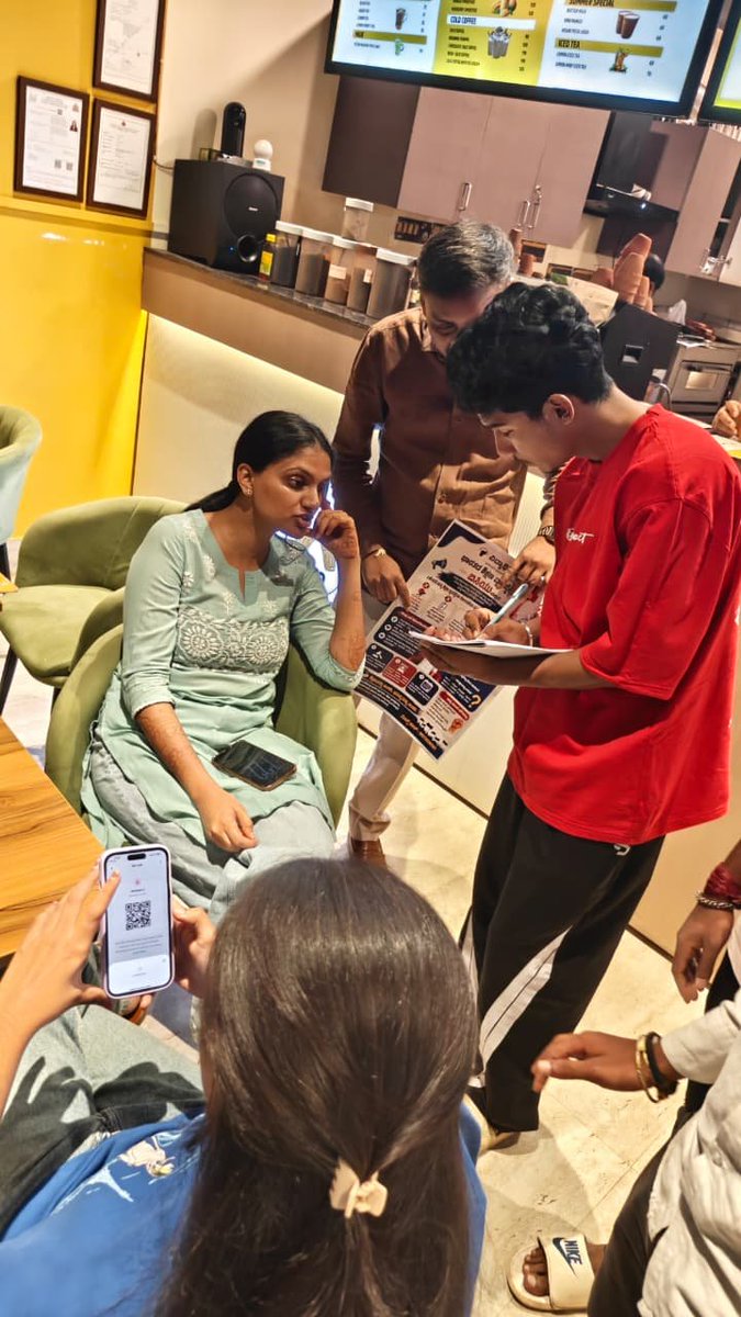 IYCKarnataka's tweet photo. As part of the 'Chhatron Ki Goonj' campaign, we are reaching out to students directly where they are—visiting colleges, cafes, and tea/coffee hangouts to engage in meaningful conversations with them.
​After attentively listening to their opinions and concerns, we explain the purpose and necessity of the 'Chhatron Ki Goonj' campaign, inspiring the students to voluntarily step up and support the movement. The foot soldiers of our campaign are truly winning the students' hearts with their positive approach and excellent conduct.
​This is not just a campaign; it is a matter of our students' future!
​#chhatronkigoonj #iyckarnataka